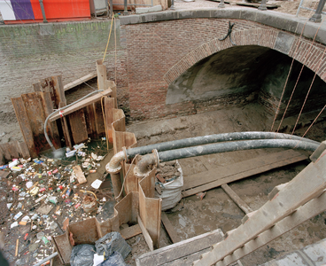 838586 Gezicht op de voor een restauratie drooggelegde Maarsbergerbrug over de Drift te Utrecht. Links in de gracht ...